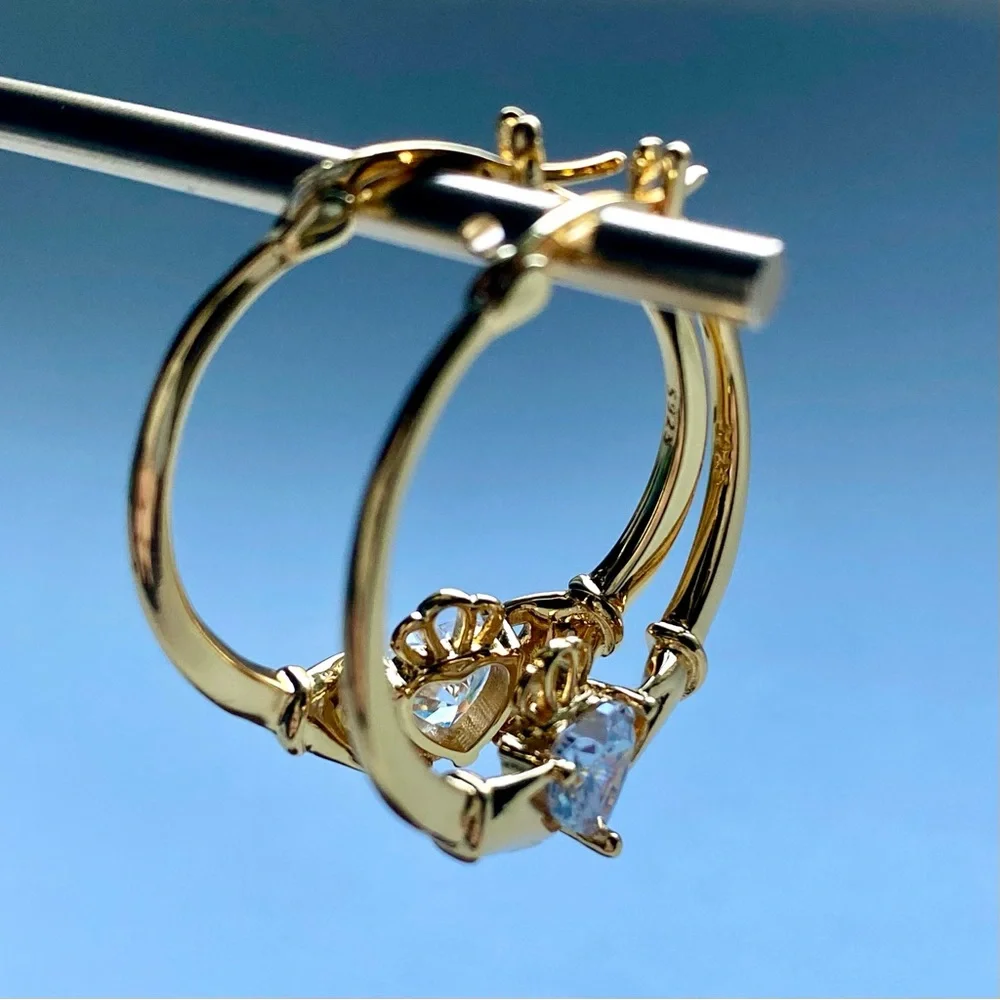 Elegant Gold Hoop Earrings with Heart Detail E002
